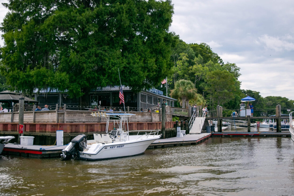 boatside dining at Walter's on the Waterway